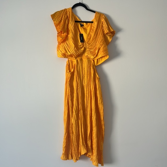 🔥NWT🔥 EXPRESS YELLOW Satin V-Neck Flutter Sleeve Pleated Cutout Midi Dress - Picture 4 of 8